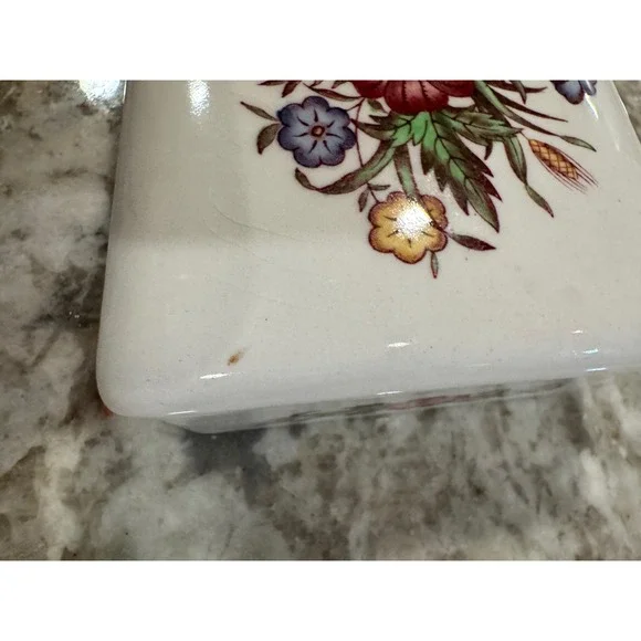 Wedgwood of Etruria Barlaston Floral Ceramic Trinket Box Made in England Cream - Picture 3 of 11